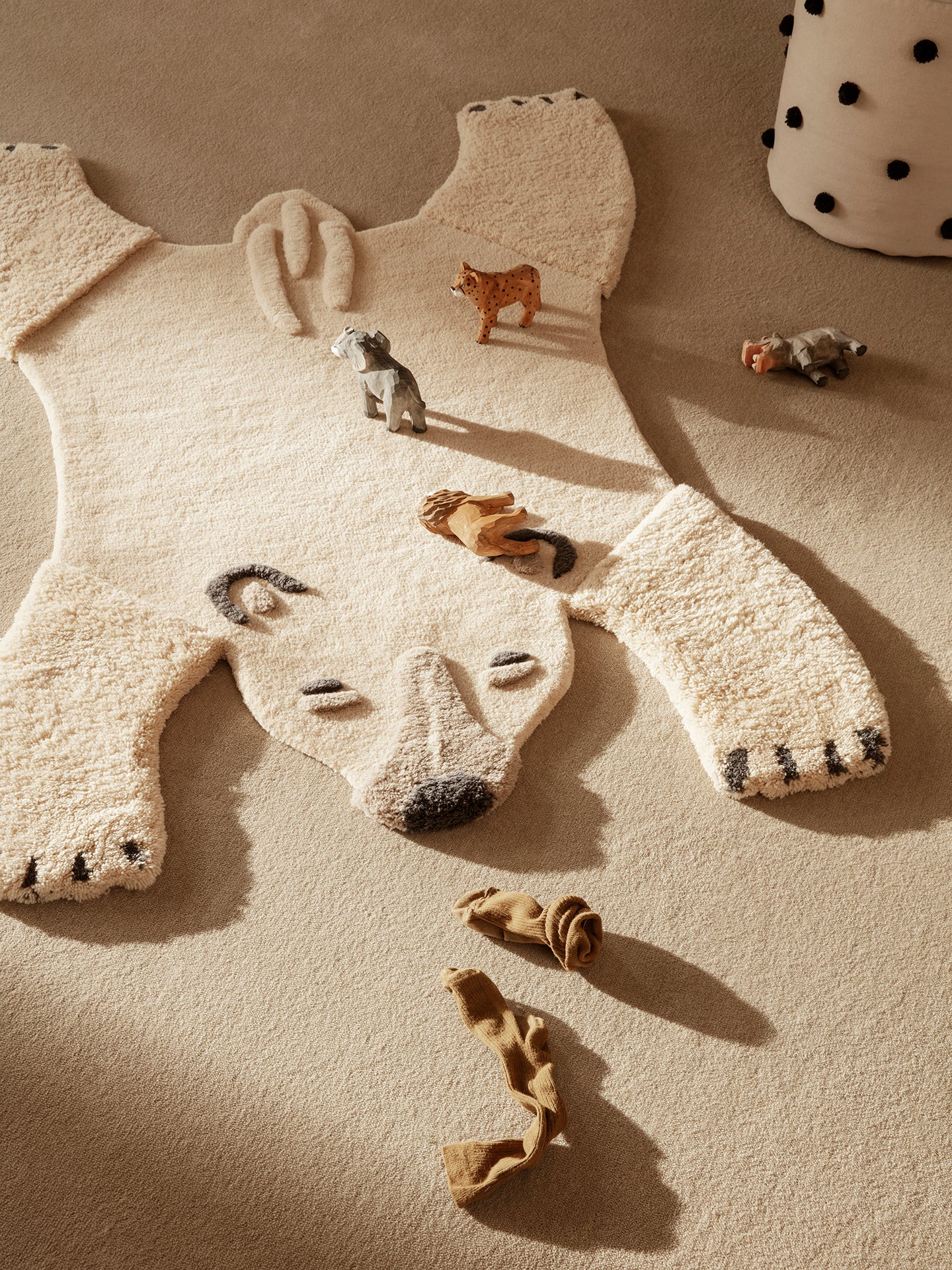 Animal Tufted Rug - Polar Bear - Image 2