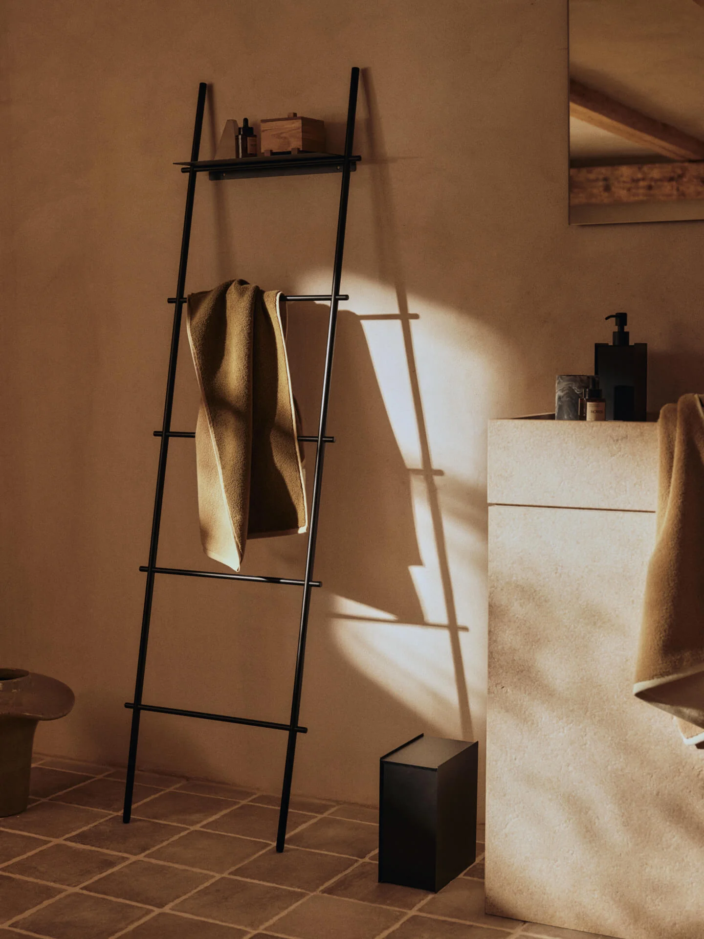 Dora Towel Ladder - Black - Image 2