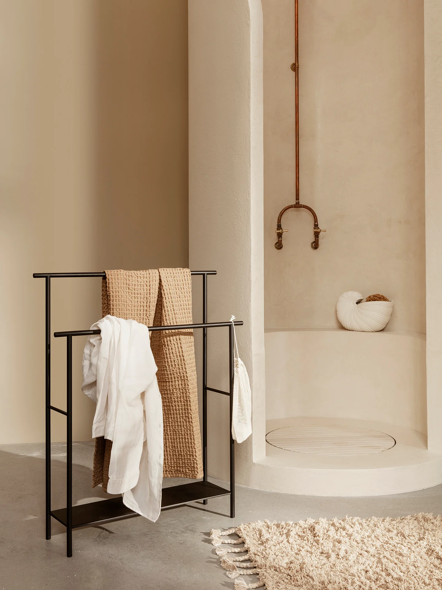 Dora Towel Stand - Black - Image 2