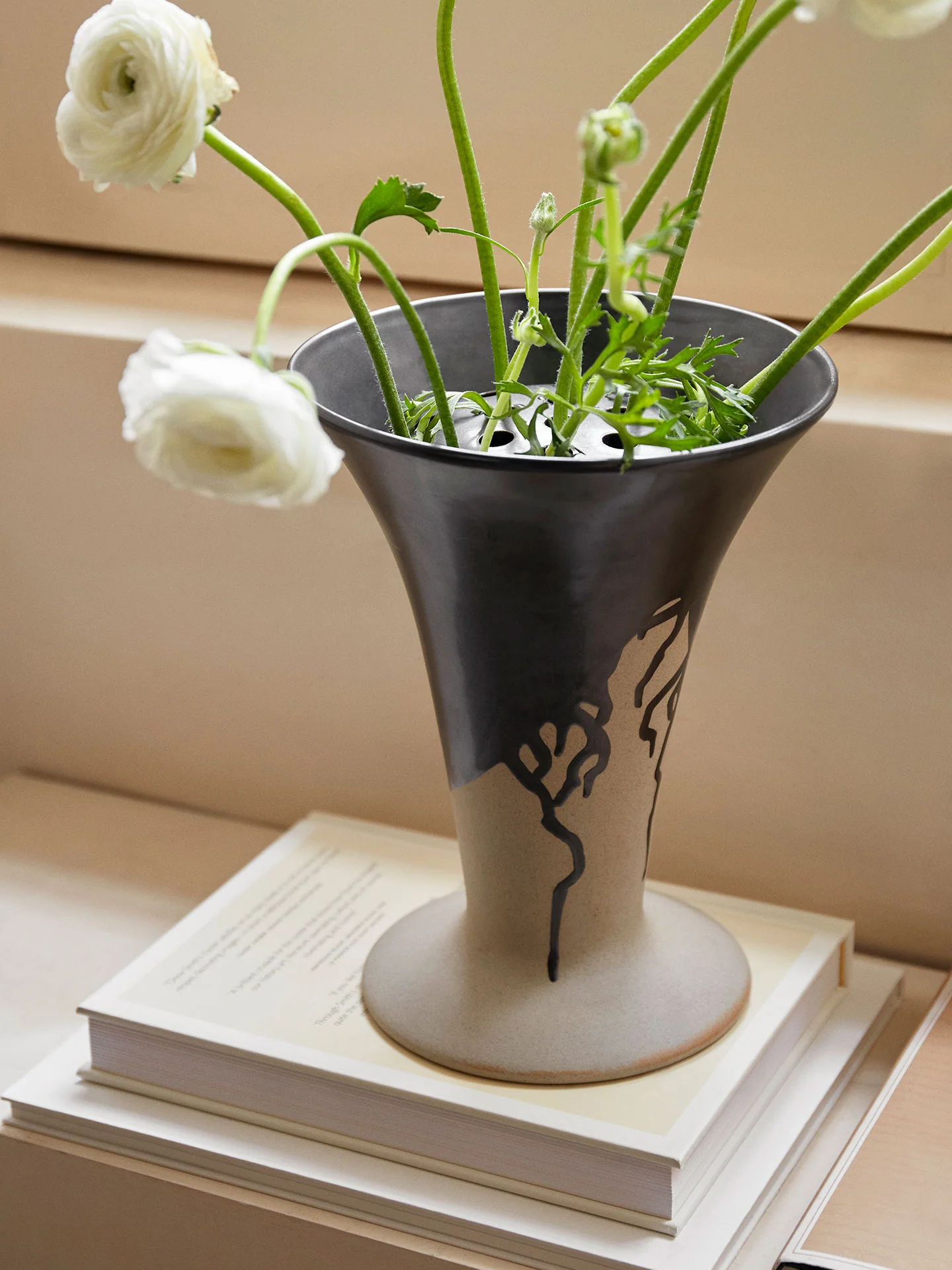 Flores Vase - Sand/Black - Image 2
