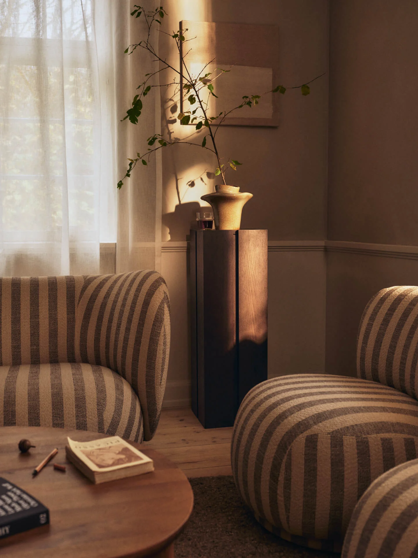 Parcel Pedestal - Dark Stained Oak - Image 2